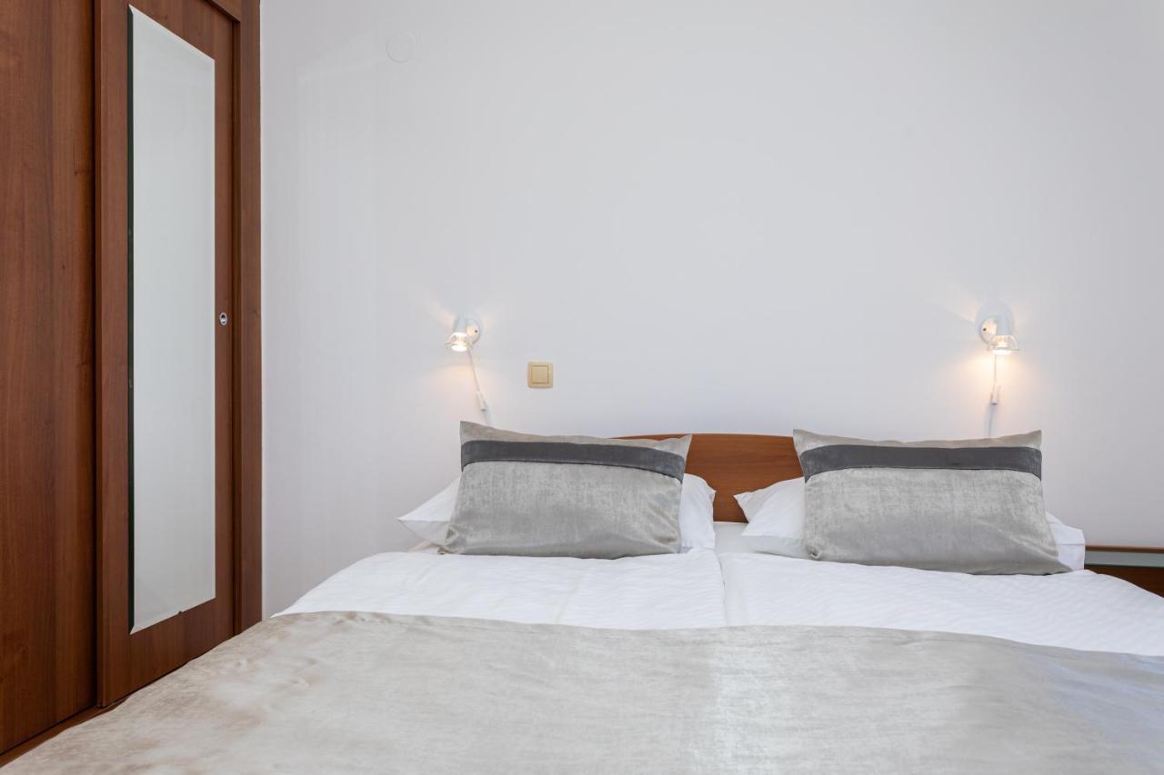 Apartments Crnekovic I Zarok Baška Eksteriør billede